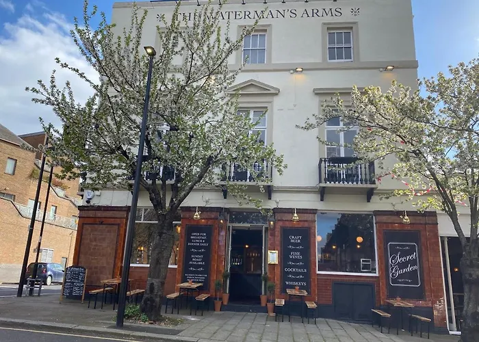 Hotels Close to Airport Waterman'S Arms